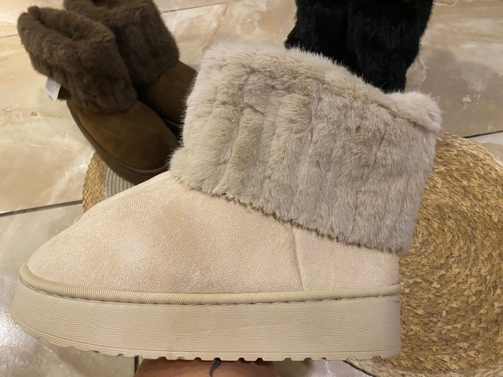 Botín beige de corte alto fotografiado para FAMUSA AYM